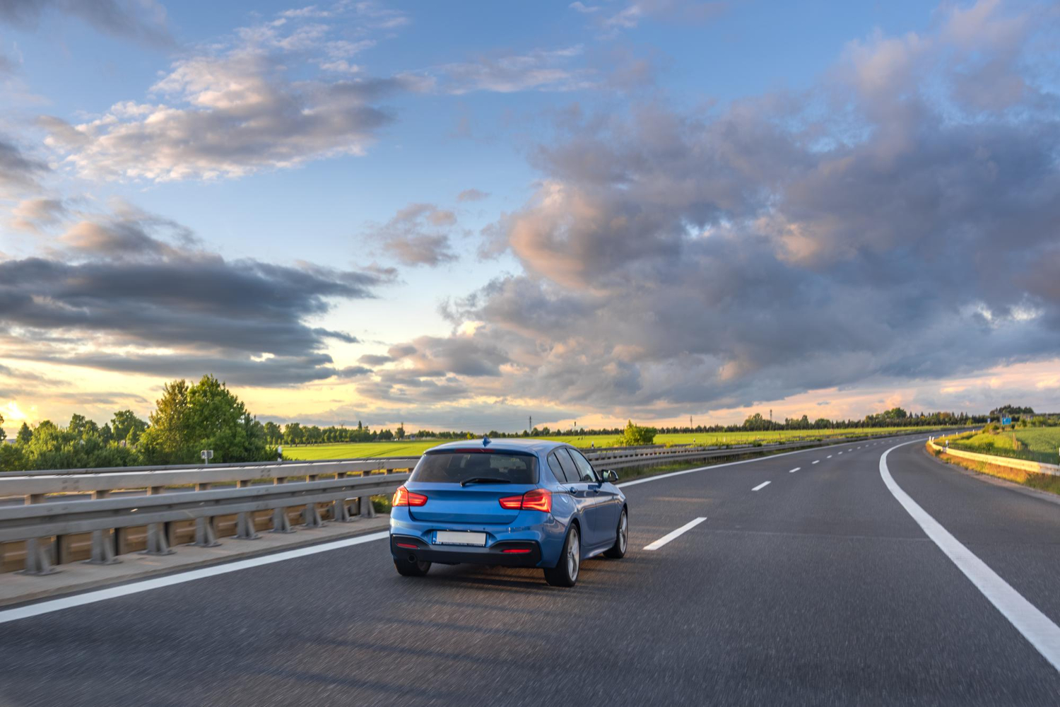 Vehículo en carretera — Laguna Autos
