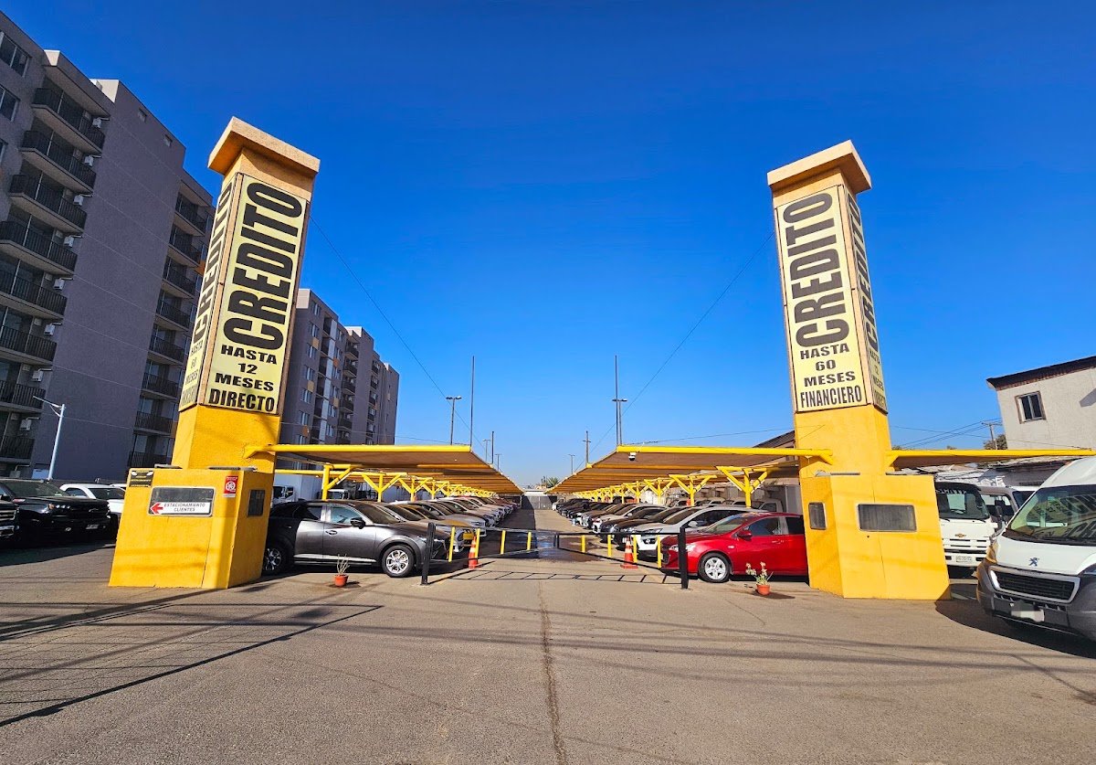 Entrada principal de Laguna Autos en Av. Américo Vespucio Sur, La Cisterna